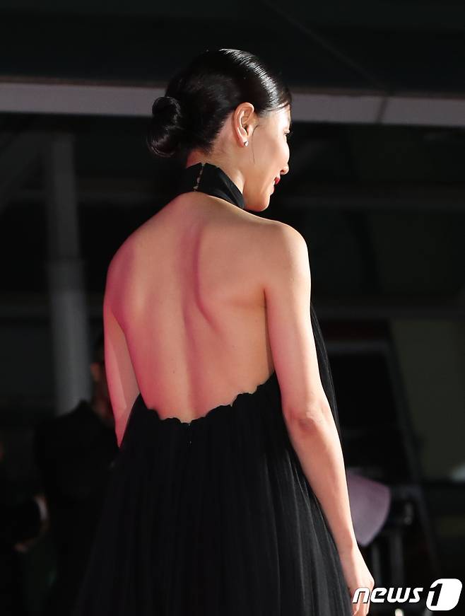 배우 김신록이 29일 오후 경기도 고양시 일산 킨텍스에서 열린 ‘2022 APAN STAR AWARDS’에서 레드카펫을 밟고 있다. ⓒ News1 권현진 기자