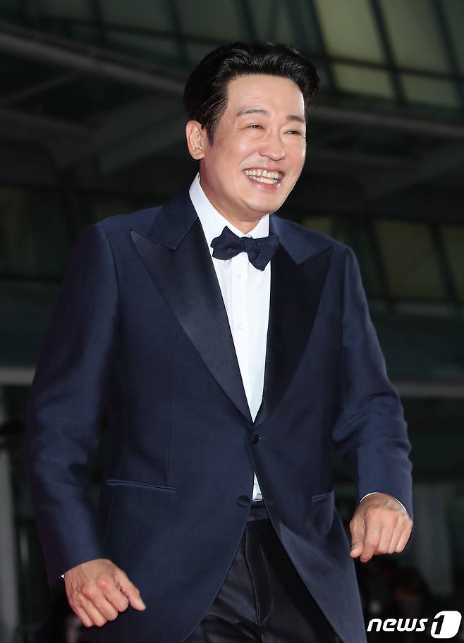 배우 허성태가 29일 오후 경기도 고양시 일산 킨텍스에서 열린 ‘2022 APAN STAR AWARDS’에서 팬들의 환호를 받으며 레드카펫을 밟고 있다.  ⓒ News1 권현진 기자