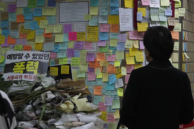 29일 서울 중구 신당역 내 여자화장실 앞에 마련된 '신당역 스토킹 사건' 피해자 추모공간을 찾은 시민들이 애도를 표하고 있다. /뉴스1