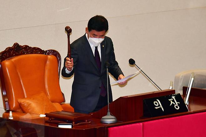 29일 오후 서울 여의도 국회 본회의에서 박진 외교부 장관 해임건의안이 가결되고 있다./이덕훈 기자