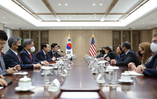 윤석열 대통령이 29일 서울 용산 대통령실 청사에서 방한한 카멀라 해리스 미국 부통령과 만나 대화하고 있다. 대통령실 제공