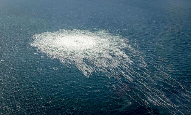 27일(현지시간) 북유럽 발트해의 노르트스트림 2 해저 가스관에서 가스가 유출되는 모습을 덴마크의 보른홀름섬에서 발진한 F-16 전투기가 촬영한 사진. AFP=연합뉴스