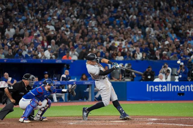 뉴욕 양키스의 애런 저지(30)가 29일 캐나다 토론토의 로저스센터에서 열린 토론토전에서 7회초에 시즌 61호 2점 홈런을 치고 있다. 토론토=AP 연합뉴스