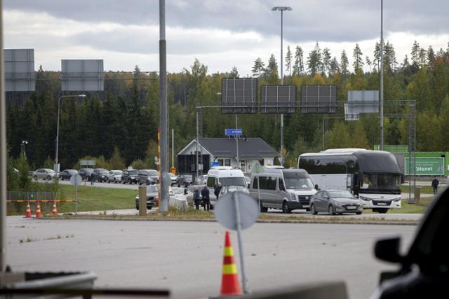 22일 핀란드 동남부 라페란타의 국경검문소에 러시아에서 핀란드로 들어오려는 차량이 줄지어 있다. 라페란타=로이터 연합뉴스