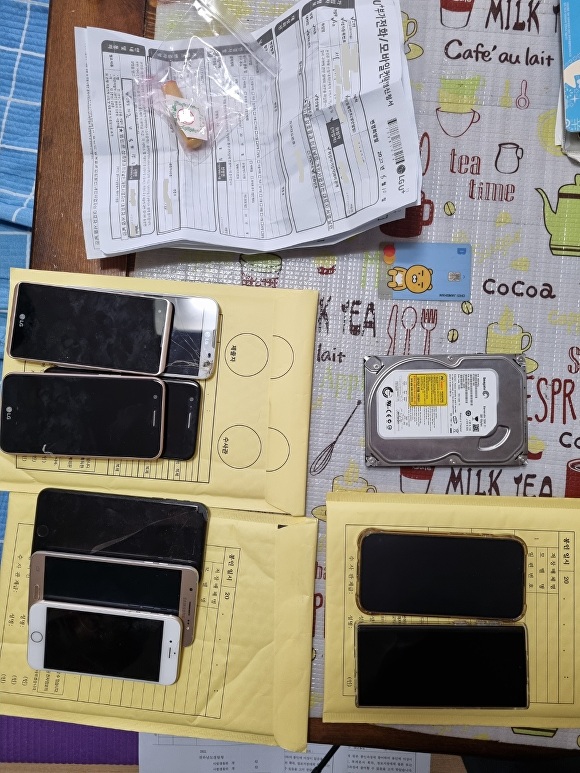 전남경찰청이 보이스피싱 조직원들로부터 압수한 휴대전화등 증거물품 [사진=전남경찰청]