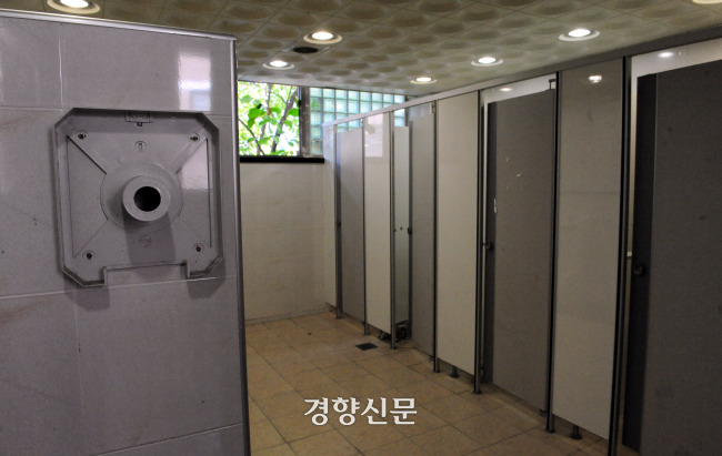 서울의 한 고등학교 화장실 모습. 경향신문 자료사진