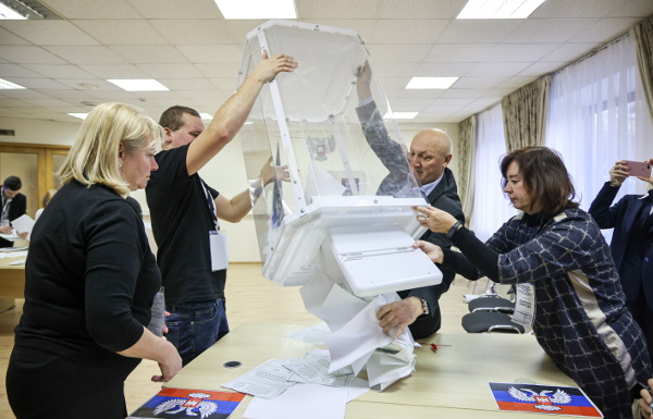 러시아 모스크바 선거관리위원회 직원들이 27일(현지시간) 우크라이나 4개 지역(도네츠크·루한스크·자포리자·헤르손주)에서 치러진 러시아 병합 찬반 주민투표의 투표용지를 꺼내고 있다. TASS연합뉴스