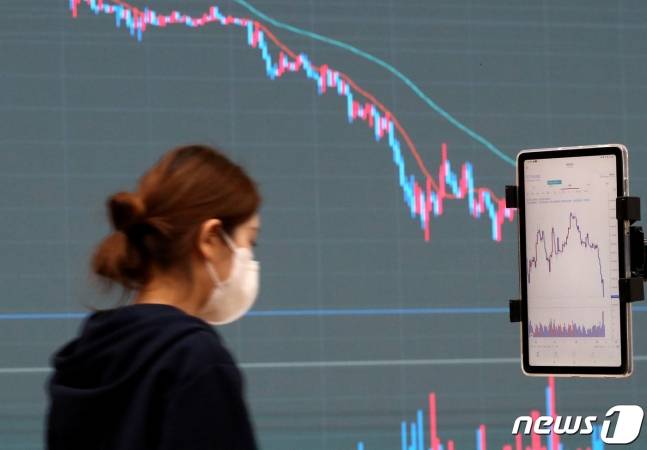 12일 서울 서초구 빗썸 고객센터 전광판에 비트코인 등 가상자산의 차트가 표시되고 있다. 최근 한국 블록체인 기업 테라가 발행하는 스테이블코인 '테라'가 사흘째 무너지면서 자매코인격인 '루나' 역시 5월초 대비 95%에 가까운 폭락이 이어지고 있다. 2022.5.12/뉴스1