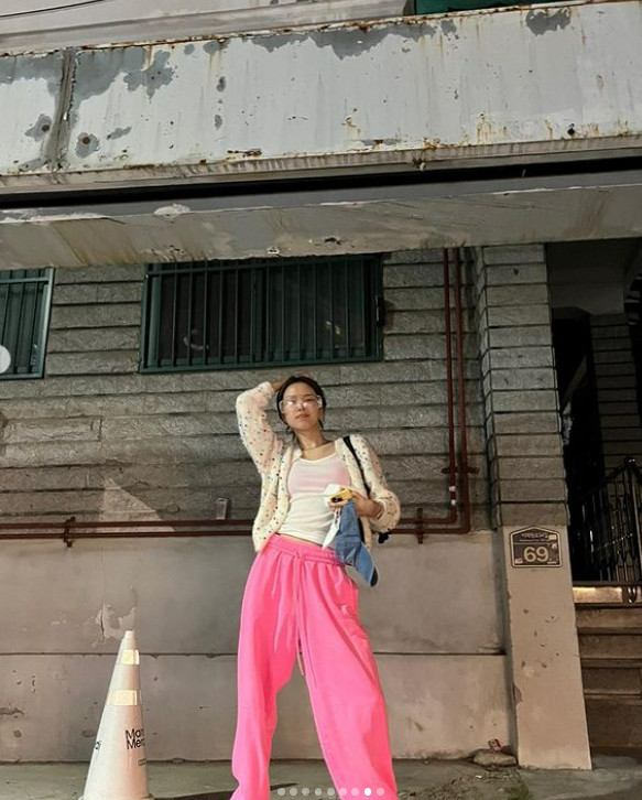 Singer and actor Son Na-eun showed off his humiliating beauty even in his unique fashion.On September 29, Son Na-eun posted a picture on his personal SNS with an article entitled Be careful about allergies during the season.In the photo, Son Na-eun is wearing a white T-shirt and pink training pants, and especially the colorful pink color catches the eye with the pants that are too big to flow down.It feels completely contrary to the usual look that emphasizes the slender body of Son Na-eun, but it is digested with its own hip Feelings.On the other hand, Son Na-eun is reviewing his next work after the end of tvN Ghost Doctor which last February.Ghost Doctor is a medical story that takes place when two doctors, who have no arrogant genius doctor and no sense of mission, and two doctors who have a background and a play, share their body.Son Na-eun formulated his withdrawal from the group Apex in April.