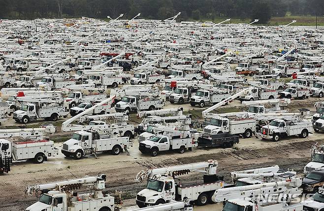 [섬터 카운티=AP/뉴시스] 28일(현지시간) 미 플로리다주 섬터 카운티 부지에 긴급 수리용 소형 트럭들이 배치돼 허리케인 이언에 대비하고 있다. 2022.09.29.