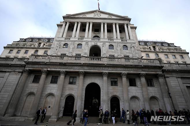 [런던=AP/뉴시스] 지난 27일(현지시간) 영국의 중앙은행인 영란은행(BOE) 앞에서 사람들이 입장 대기하고 있다. 2022.09.27.