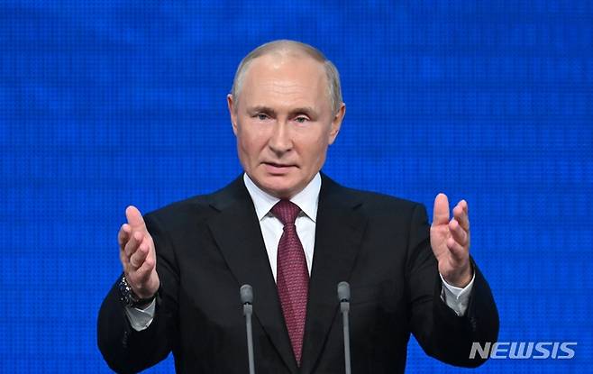 [모스크바=AP/뉴시스] 블라디미르 푸틴 러시아 대통령이 20일(현지시간) 모스크바 크렘린궁에서 아디게야, 카바르디노-발카리야, 카라차예보-체르케시아 공화국 100주년 기념행사에 참석해 연설하고 있다. 2022.09.21.