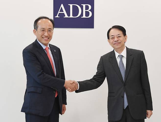 [서울=뉴시스] 고승민 기자 = 아시아개발은행(ADB) 연차총회 참석차 필리핀 마닐라을 방문중인 추경호 부총리 겸 기획재정부 장관이 지난 28일 오후(현지시간) ADB본부에서 아사카와 마사츠구 ADB총재와 기념촬영하고 있다. (사진=기획재정부 제공) 2022.09.28. photo@newsis.com *재판매 및 DB 금지