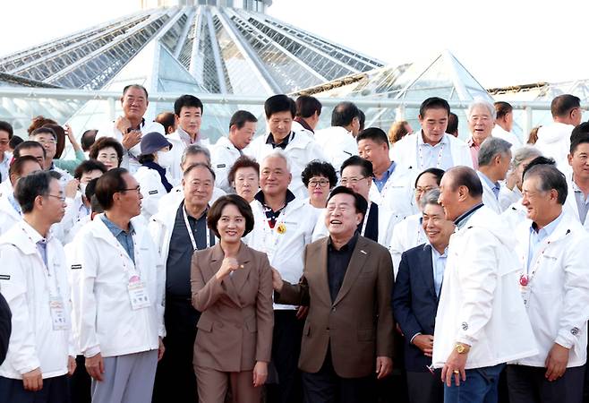 [제주=뉴시스] 이영 중소벤처기업부(중기부) 장관이 김기문 중소기업중앙회장과 29일 제주 여미지 식물원에서 열린 '2022 중소기업 리더스포럼' 환송 만찬에서 기념촬영을 하고 있다. (사진=중소기업중앙회 제공) 2022.09.29 photo@newsis.com *재판매 및 DB 금지