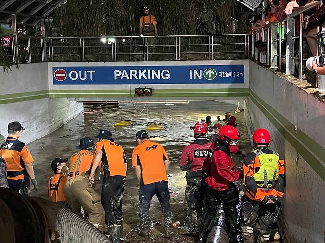 지난 9월 6일 포항의 한 아파트 지하주차장이 침수되면서 7명의 사망자가 발생했다. 경북소방본부 제공