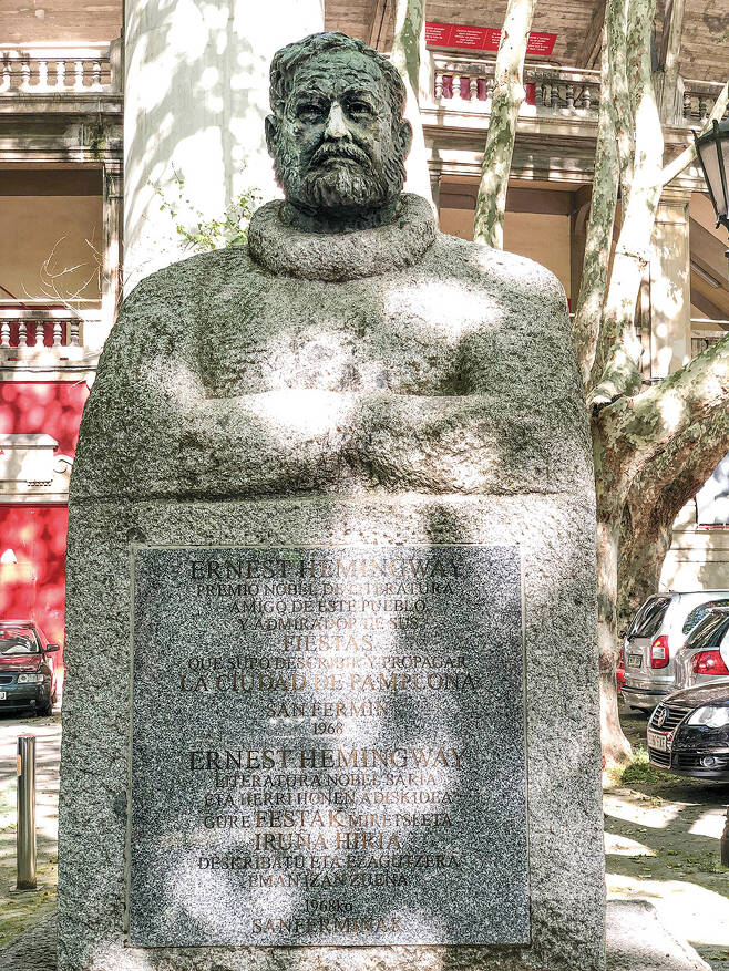 팜플로나시가 헤밍웨이에게 감사하는 마음을 담아 건립한 헤밍웨이 동상.