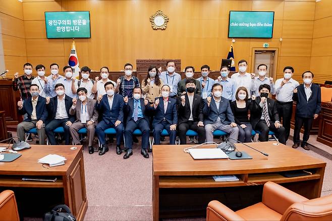 서울 광진구 의원들과 베트남 까마우성 대표단 - 서울 광진구 의원들과 베트남 까마우성 대표단이 기념사진을 찍고 있다.광진구의회 제공