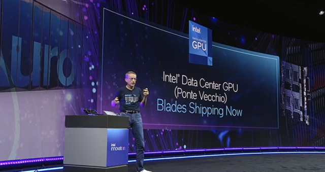 팻 겔싱어 인텔 최고경영자가 27일 국 캘리포니아 새너제이 맥에너리 컨벤션 센터에서 열린 '인텔 이노베이션 2022'에서 인텔의 신제품 데이터센터용 GPU를 공개하고 있다. /사진 제공=인텔