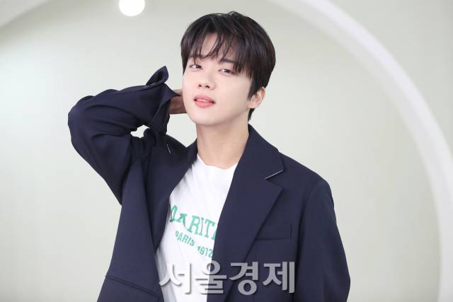 배우 유영재가 서울경제스타 인터뷰에 앞서 포즈를 취하고 있다. / 사진=김규빈 인턴기자