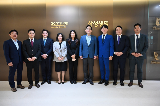 이재용(오른쪽 네 번째) 삼성전자 부회장이 28일 서울 서초구 서초동 삼성 본사에서 삼성생명 지점장들과 기념사진을 찍고 있다. 사진=독자 제공
