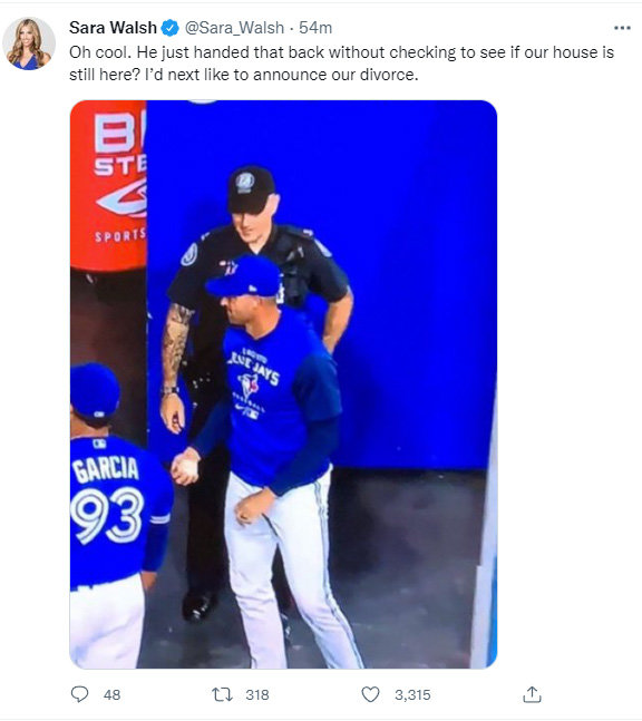 저지의 홈런볼은 토론토 불펜으로 떨어졌다. 공을 들고 있는 토론토 불펜코치 매트 부시만. 부시만 코치의 아내이자 스포츠 캐스터인 사라 월시 트위터 캡처.