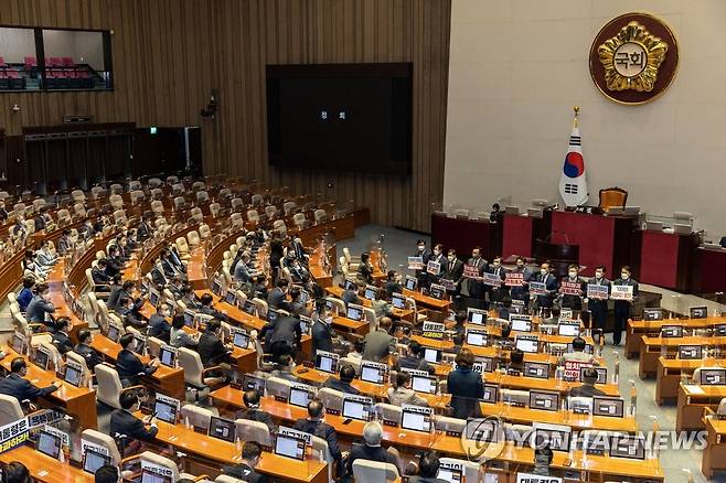 박진 장관 해임건의안 상정 반대 피케팅 (서울=연합뉴스) 이정훈 기자 = 국민의힘 정진석 비상대책위원장과 의원들이 29일 오후 국회에서 본회의에서 박진 외교부 장관 해임건의안 상정을 반대하며 피켓 시위를 하고 있다. 2022.9.29 [국회사진기자단] uwg806@yna.co.kr