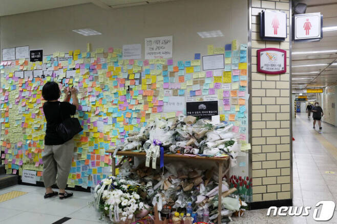19일 서울 중구 신당역 내 여자화장실 앞에 마련된 '신당역 스토킹 사건' 피해자 추모공간을 찾은 시민들이 애도를 표하고 있다. [사진=뉴스1]
