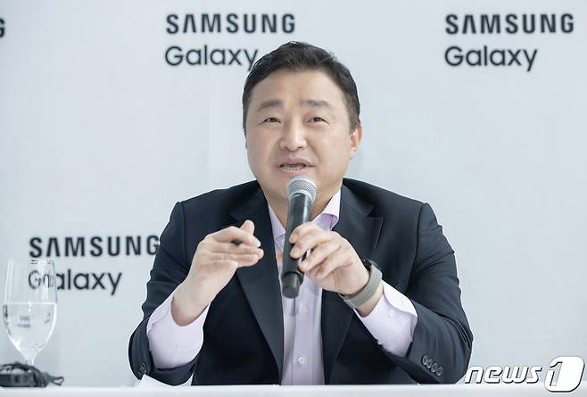 노태문 삼성전자 MX(Mobile eXperience) 사업부장(사장)이 지난 8월10일(현지시간) 미국 뉴욕에서 열린 '갤럭시 언팩 2022' 후 기자 간담회에서 향후 목표를 발표하고 있다. 노태문 사장은 오는 2025년까지 갤럭시 플래그십 스마트폰 판매량의 절반 이상을 폴더블(화면이 접히는) 폰으로 채우겠다고 밝혔다. (삼성전자 제공) 2022.8.11/뉴스1