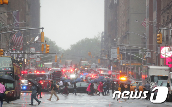 10일(현지시간) 헬기 추락 사고가 난 7번 애버뉴 빌딩 일대에는 수십대의 구급차들이 몰려들고 있다. ⓒ 로이터=뉴스1
