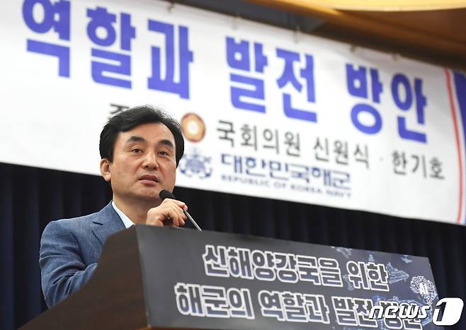 안규백 더불어민주당 의원이 지난 8월 12일 오전 서울 여의도 국회 의원회관에서 국민의힘 신원식·한기호 의원 주최로 열린 신해양강국을 위한 해군의 역할과 발전방안 세미나에서 축사를 하고 있다. (공동취재) ⓒ News1 허경 기자