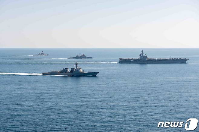 한미 연합 해상훈련에 참가한 한미 해군 함정들이 29일 동해상에서 기동훈련을 하고 있다. (해군 제공) 2022.9.29/뉴스1