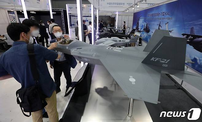 지난달 31일 서울 강남구 양재동 at센터에서 열린 제6회 국방과학기술 대제전에서 관람객들이 한국항공우주산업(KAI)에 전시된 KF21 전투기의 모형을 둘러보고 있다. /뉴스1 ⓒ News1 김진환 기자