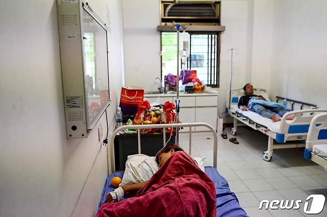 캄보디아 시아누크빌 인근 선박 침몰 사고에서 구조된 생존자 2명이 병원에서 치료를 받고 있다. 2022.09.24/뉴스1 ⓒ AFP=뉴스1 ⓒ News1 김민수 기자