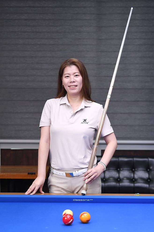 이마리 선수 당구 큐를 든 인터뷰 사진