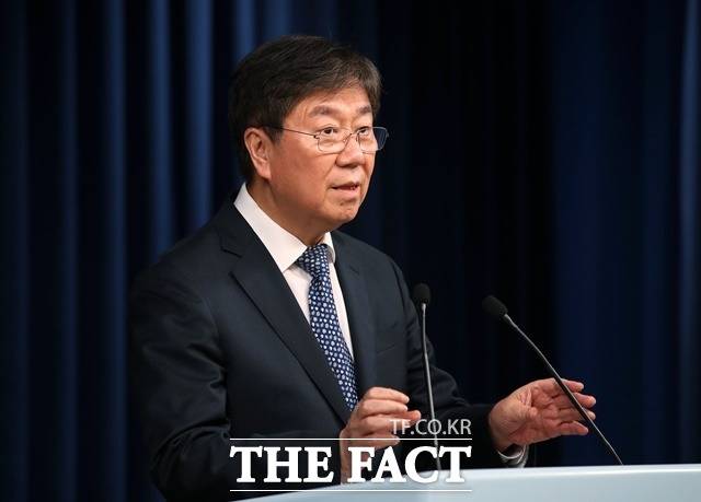 김대기 비서실장이 29일 오후 용산 대통령실 청사 브리핑룸에서 사회부총리 겸 교육부 장관 후보자(이주호 전 교육기술부 장관)와 대통령 소속 경제사회노동위원회 위원장(김문수 전 경기도지사)에 대한 인선 발표를 하고 있다. /뉴시스