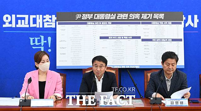 30일 오전 서울 여의도 국회에서 열린 더불어민주당 대통령실 관련 의혹 진상규명단 제4차 회의에서 한병도 단장(가운데)이 모두발언을 하고 있다. /국회=남윤호 기자