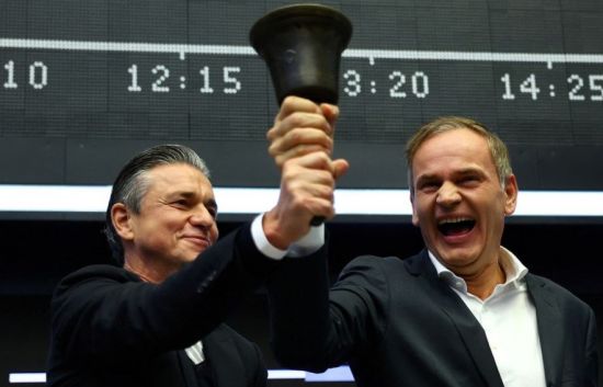 올리버 블루메 포르쉐 CEO(오른쪽)와 루츠 메슈케 CFO가 29일(현지시간) 독일 프랑크푸르트 개장을 알리는 오프닝벨을 울리고 있다.(사진출처:로이터)