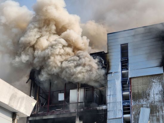 경기도 화성 향남읍 소재 한 제약회사 공장에서 30일 폭발로 인한 화재가 발생했다.