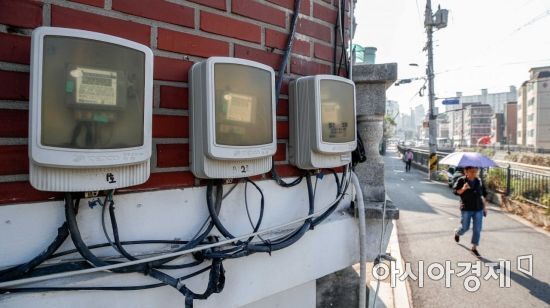 한국전력이 4분기 전기요금 연료비 조정단가 발표를 앞두고 있는 30일 서울 도봉구 주택가에 전기계량기가 설치돼 있다./강진형 기자aymsdream@