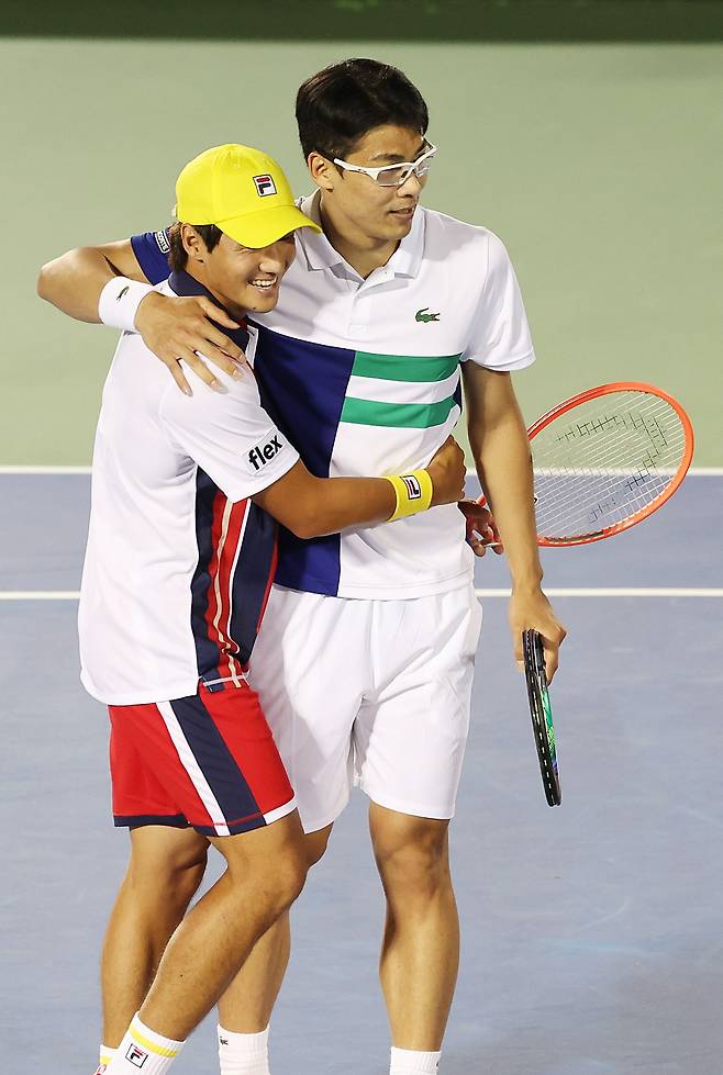 30일 서울 송파구 올림픽공원 센터코트에서 열린 남자프로테니스(ATP) 투어 유진투자증권 코리아오픈 복식 8강전에서 정현(오른쪽)과 권순우가 승리한 뒤 기뻐하고 있다. /연합뉴스