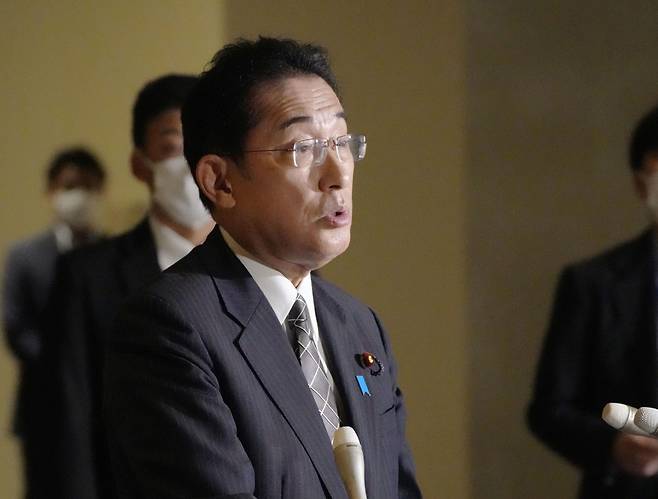 기시다 후미오 일본 총리가 지난 29일 오후 일본 총리관저에서 약식 기자회견을 하고 있다. /연합뉴스