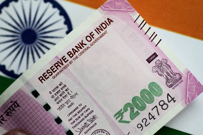 인도 국기와 루피화 지폐를 나란히 배치한 모습.