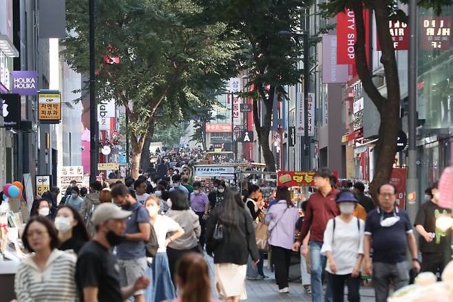 사람들로 붐비는 서울 명동 거리.