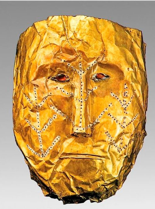 키르기스스탄 샴시에서 출토된 서기 5, 6세기 무렵의 황금 마스크. 여성 사제가 썼던 것으로, 신라 금관에서 보이는 것과 비슷한 
나무 무늬가 새겨져 있다. 마스크 주인은 생전 비슷한 무늬의 문신을 했을 것으로 추정된다. 강인욱 교수 제공