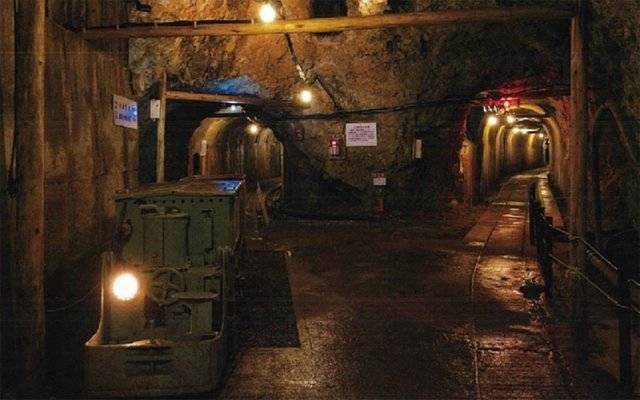 세계문화유산 후보로 결정한 ‘사도 
광산’의 내부 모습. 에도시대부터 금광으로 유명했던 이곳을 니가타현 측은 “기계를 사용하는 유럽과 달리 전통적인 수작업으로 금을 
캤다”며 중요한 문화유산이라고 주장하고 있다. 하지만 태평양전쟁 때 조선인을 강제동원해 전쟁 물자를 캤다는 사실은 언급하지 않고 
있다. 사도 광산 페이스북.