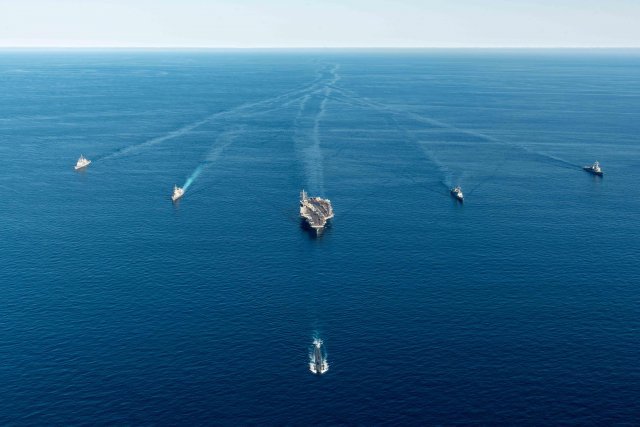 한미일 대잠전 훈련 참가전력들이 30일 동해 공해상에서 기동훈련을 하고 있다. 오른쪽 선두부터 미국 원자력추진 잠수함 아나폴리스함(SSN), 미국 원자력추진 항공모함 로널드 레이건함(CVN), 한국 구축함 문무대왕함(DDH-II), 일본 구축함 아사히함(DD), 미국 이지스구축함 벤폴드함(DDG), 미국 순양함 첸슬러스빌함(CG). 해군 제공