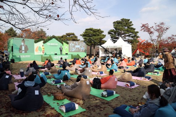 제1회 웰니스 페스타에 참석한 사람들이 휴식을 취하고 있다. 한국관광공사 제공