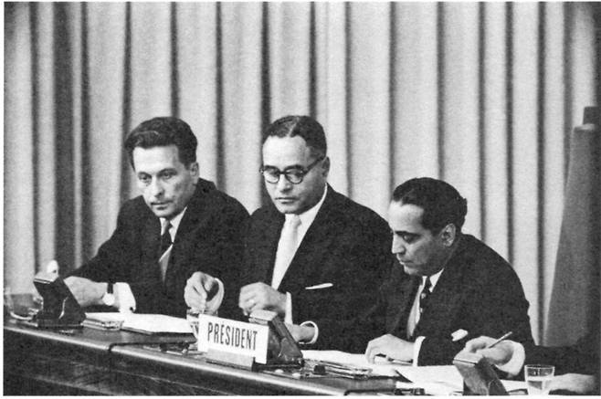 스위스 제네바에서 열린 원자력의 평화적 이용을 위한 1955년 국제 학술대회 동안 의장을 맡았던 인도 물리학자 호미 바바(오른쪽). 출처 국제연합. 너머북스 제공