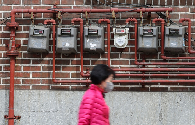 10월~12월 도시가스 요금이 인상된다. 사진은 지난 3월31일 서울 시내 주택단지에 설치된 가스계량기. 연합뉴스