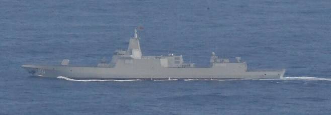 중국 해군의 대형 함정인 렌하이급 미사일 구축함 모습. 일본 자위대 누리집 갈무리